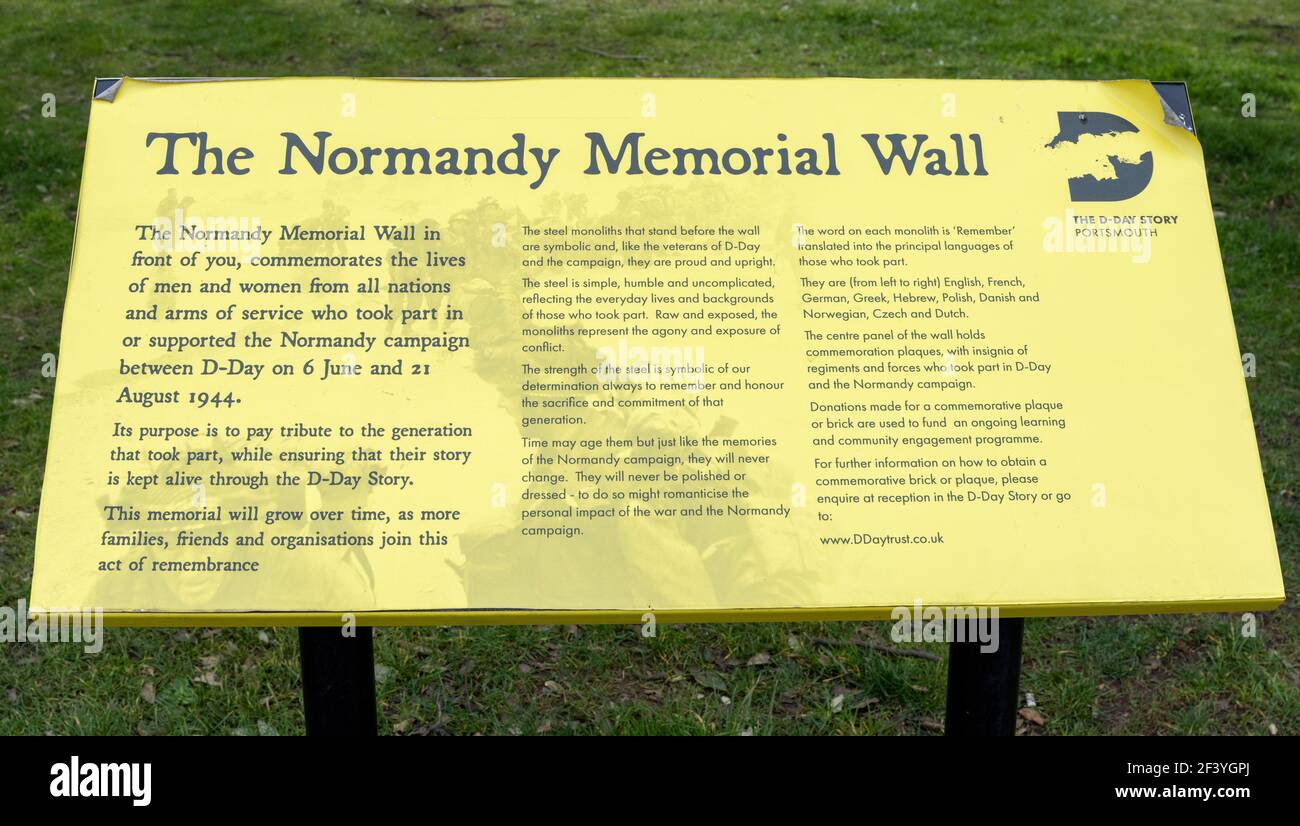 Tourist Information Board an der Normandy Memorial Wall im D-Day Story Museum, Southsea, Portsmouth, Hampshire, Großbritannien Stockfoto