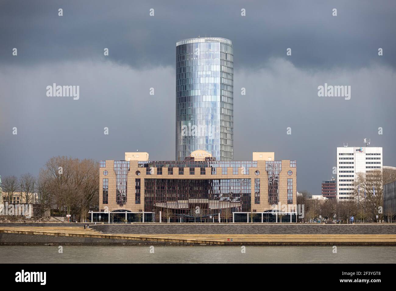 Das Kölner Dreieck ist ein markantes Wahrzeichen in Köln und überall in der Innenstadt zu sehen. Stockfoto Das Kölner Dreieck ist ein markantes Wahrzeichen in Köln und überall in der Innenstadt zu sehen. Stockfoto