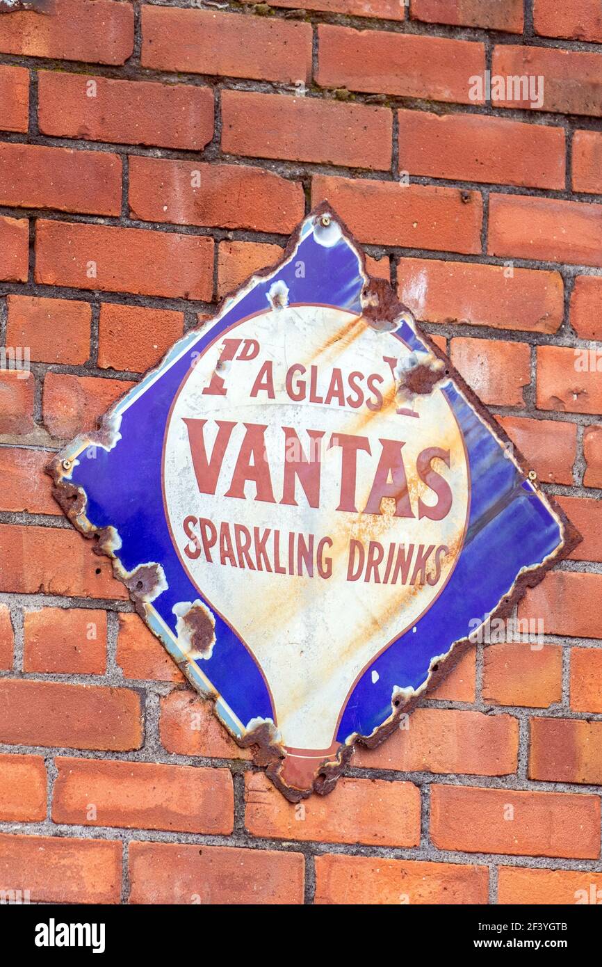 Old Penny a Glass Vantas Sparkling Drinks Metallschild, UK Stockfoto