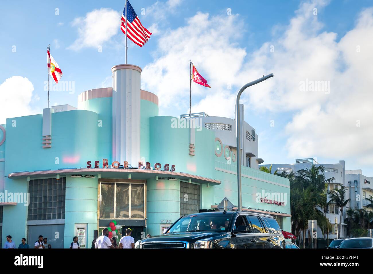 Miami Beach, USA - 5. Mai 2018: People by Colourful Senor Frogs Bar Restaurant im Art Deco South Beach District, Florida auf Collins Avenue im Sommer Stockfoto