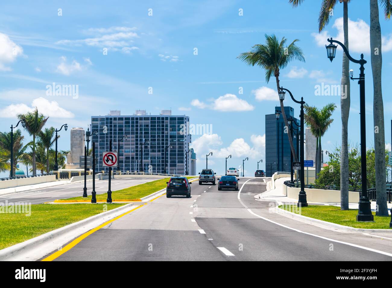 Palm Beach, USA - 9. Mai 2018: Florida City Street Road to Bridge with cars in Palm Beach County mit Eigentumswohnungsgebäuden im Sommer Stockfoto