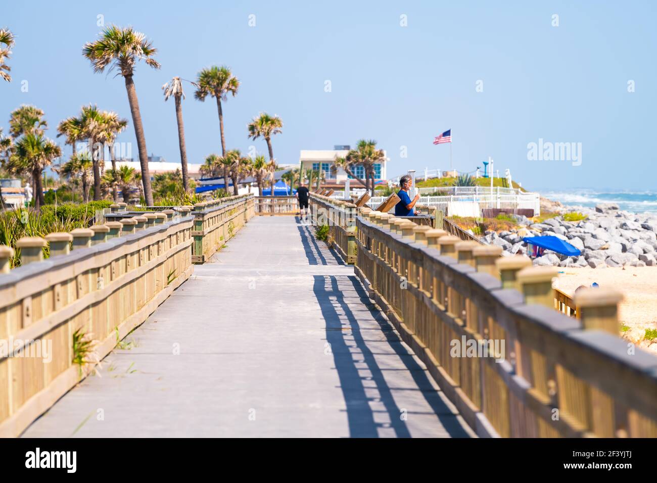 Marineland, USA - 10. Mai 2018: River to Sea Preserve in Northern Florida Beach von St Augustine mit Menschen am sonnigen Tag auf Holzsteg Stockfoto