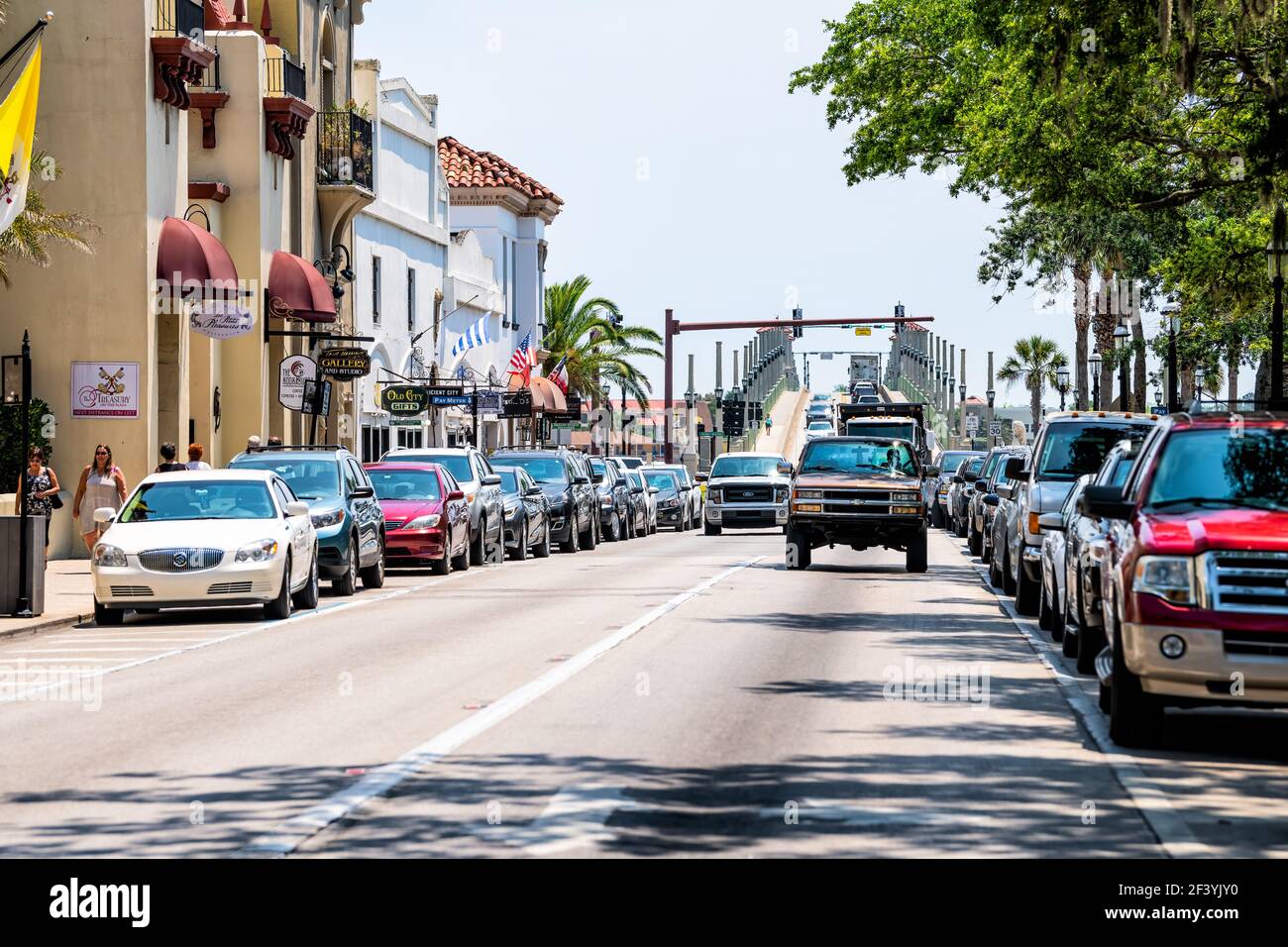 St. Augustine, USA - 10. Mai 2018: Menschen einkaufen auf Florida City Cathedral Place Straße Bürgersteig von Restaurants, Cafés Geschäfte von b Stockfoto