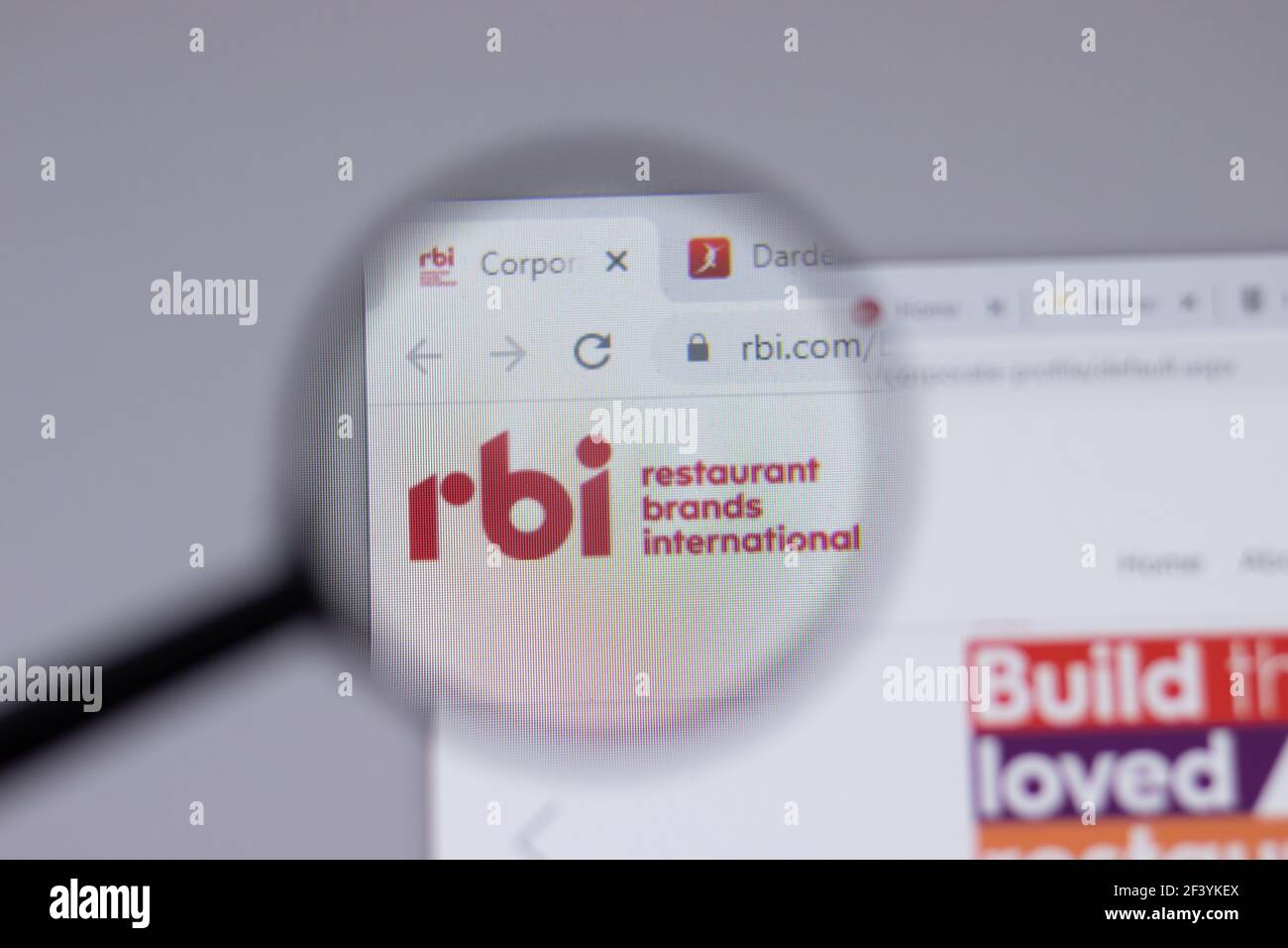 New York, USA - 18. März 2021: Restaurant Brands International RBI Firmenlogo-Symbol auf Website, illustrative Editorial Stockfoto