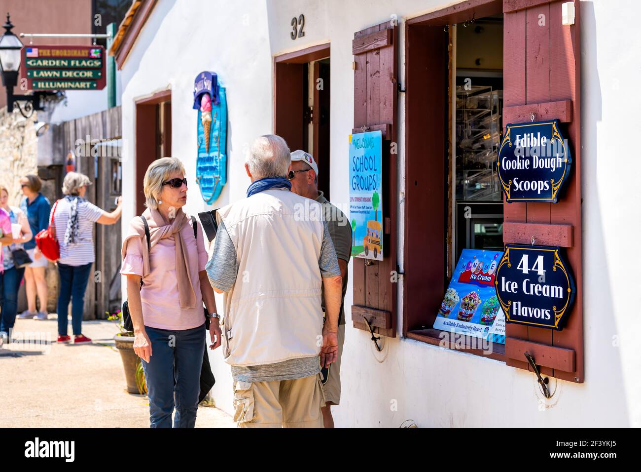 St. Augustine, USA - 10. Mai 2018: Ältere Menschen stehen im Freien von Eisdiele Shop Geschäft an heißen Sommersonntag in Florida Stadt auf St. George Stockfoto