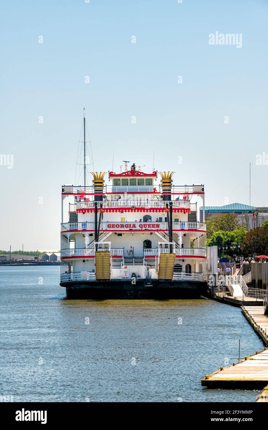 Savannah, USA - 11. Mai 2018: Flussstraße Altstadt Waterfront mit Georgia Queen Dampfschiff Kreuzfahrt Schiff Belles Fähre mit Menschen in der südlichen Stadt Stockfoto
