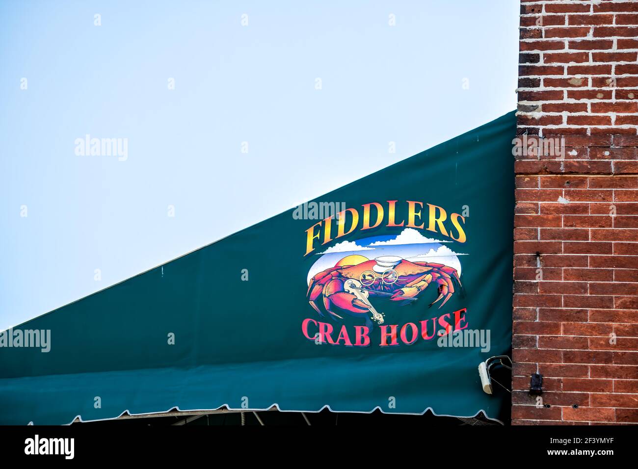 Savannah, USA - 11. Mai 2018: Old Town River Street in Georgia Southern Old Town City mit Fiddlers' Crab House Seafood Restaurant Schild Stockfoto