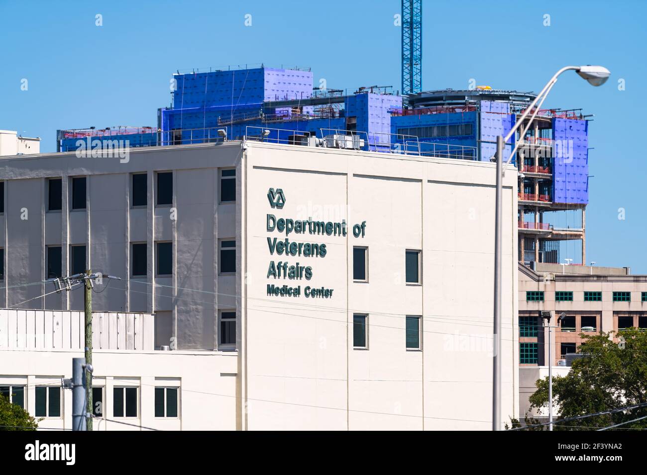 Charleston, USA - 11. Mai 2018: Ralph H. Johnson Department of Veterans Affairs Medical Center Krankenhaus Klinik Gebäude Schild in South Carolina Stadt Stockfoto