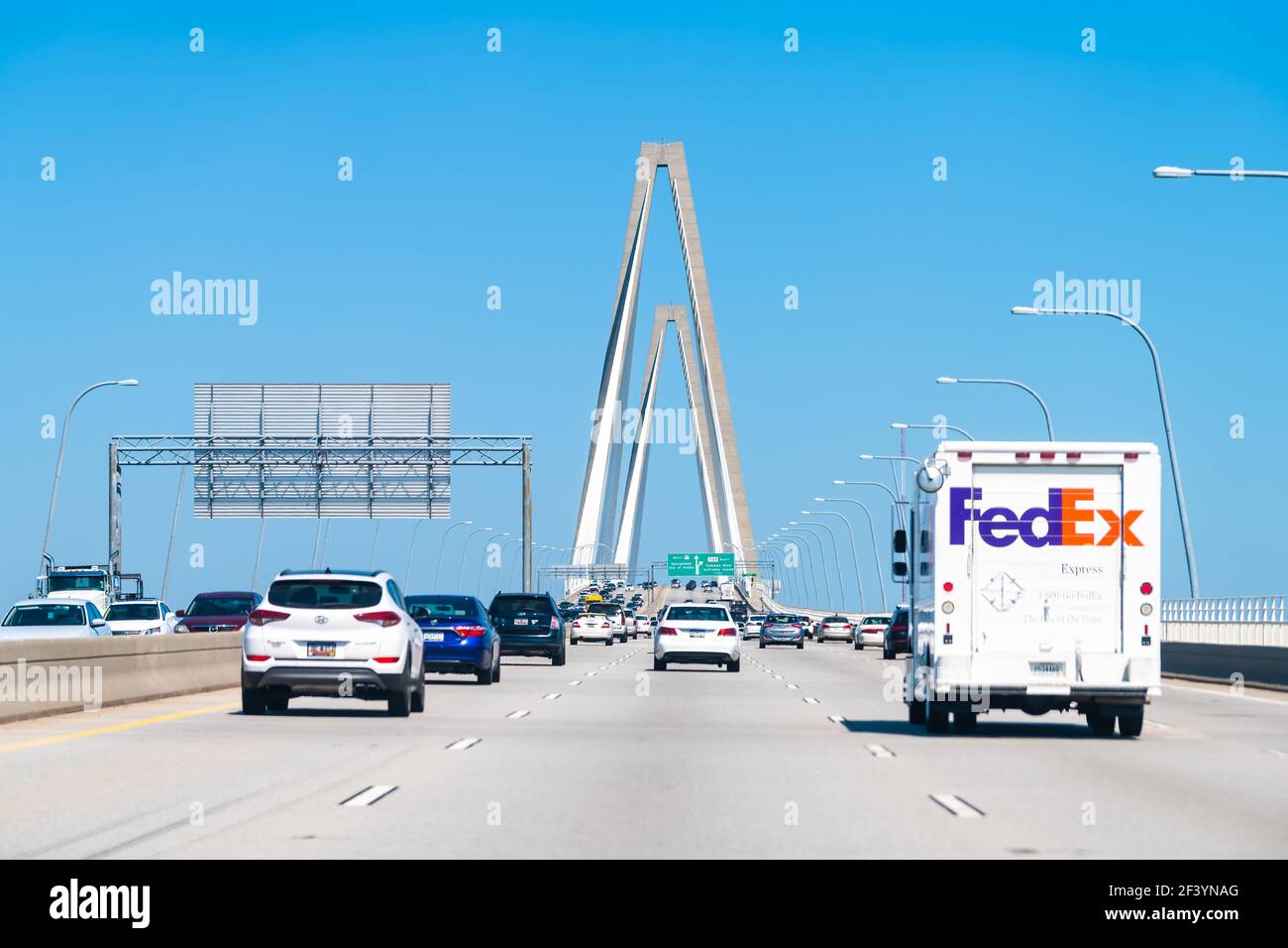 Charleston, USA - 11. Mai 2018: South Carolina Arthur Ravenel Jr. Cooper River Kabel-blieb dreieckige Bögen Brücke mit Autos auf der Staatsstraße 17 mit t Stockfoto