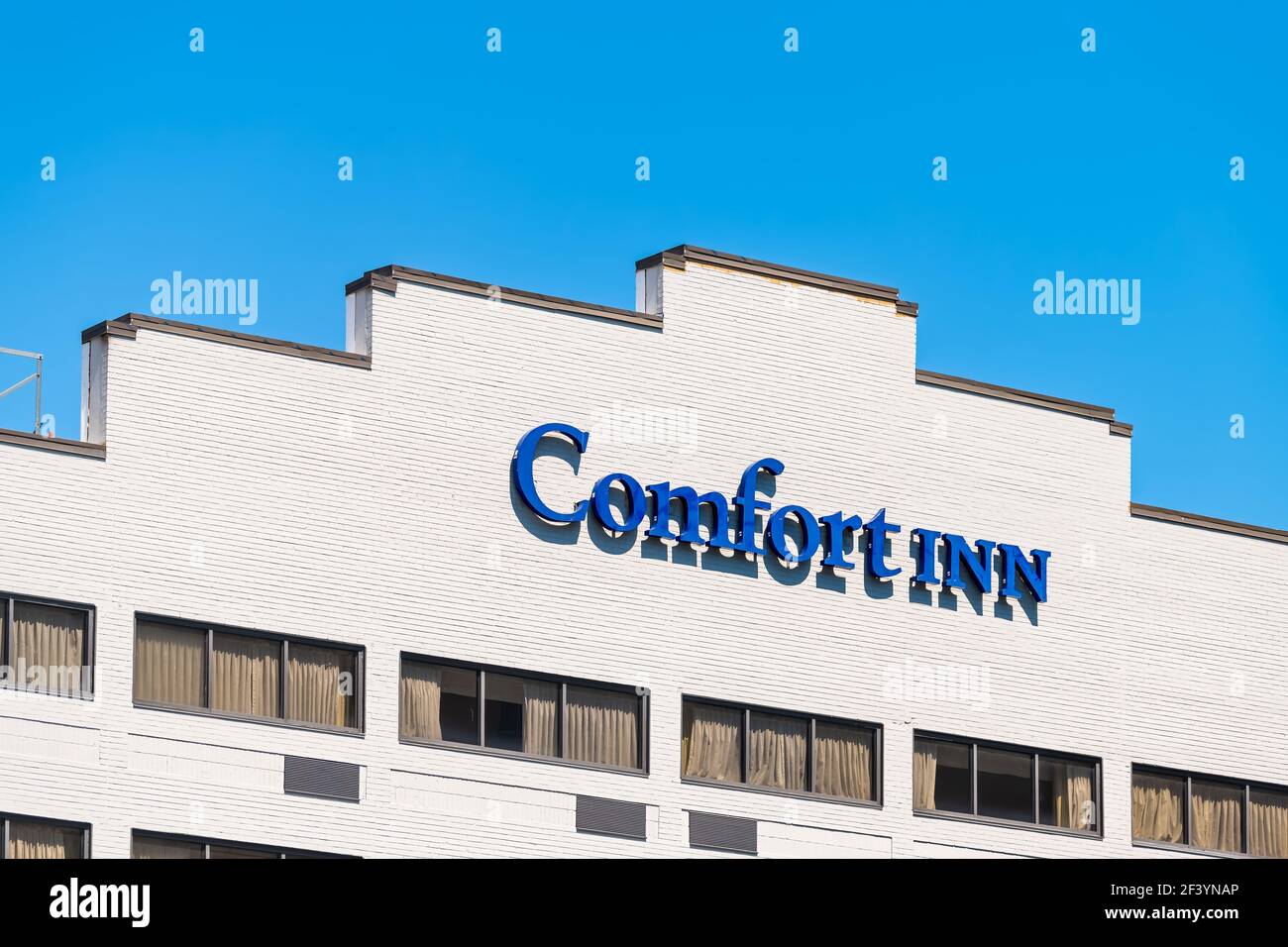 Charleston, USA - Mai 11, 2018: Zeichen für Komfort Inn Wirtschaft billig günstiges Hotel Gebäude von Choice Hotels International in South Carolina c Stockfoto