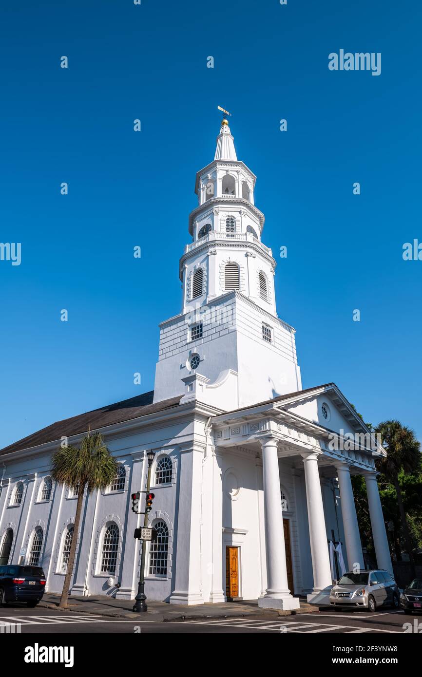 Charleston, USA - 12. Mai 2018: Südliche Innenstadt Altstadt Französische Viertel Stadt von St. Michael's bischöflichen Kirchturm Kirche in South Carolina Stockfoto