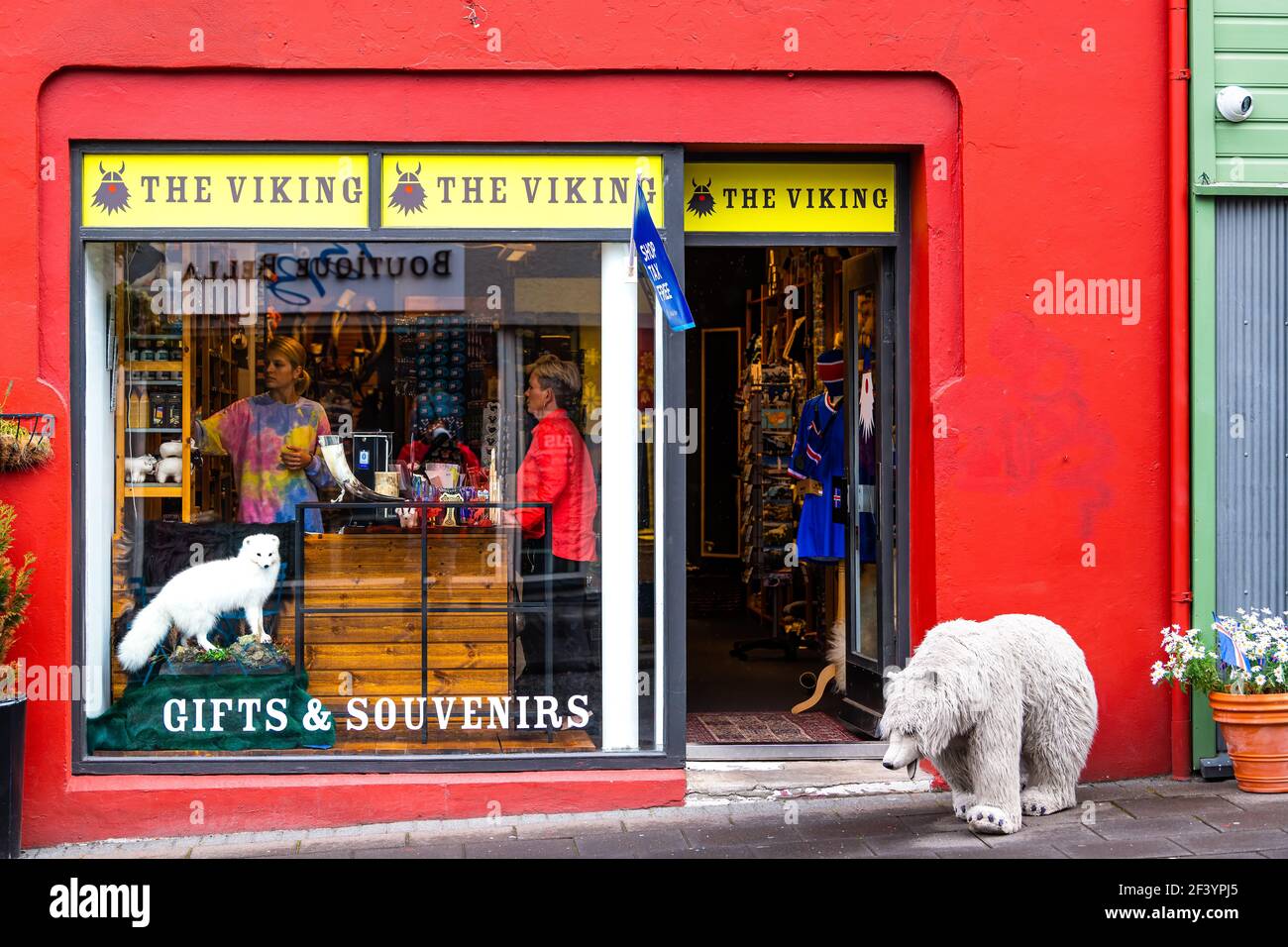 Reykjavik, Island - 19. Juni 2018: Menschen einkaufen an der Kreuzung der Laugavegur und Bankastaeti Straße im Viking Souvenir- und Geschenkeladen Stockfoto