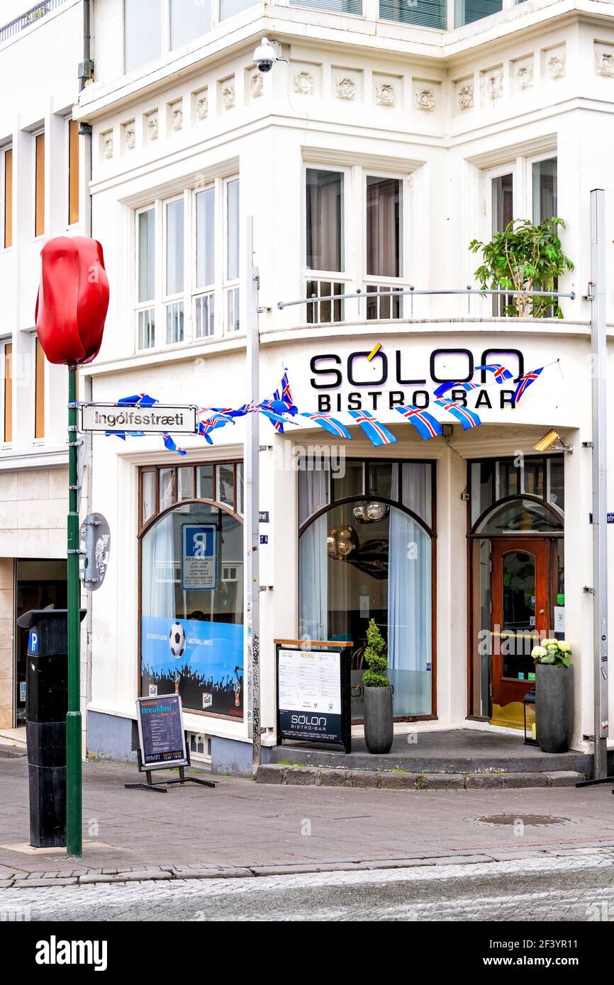 Reykjavik, Island - 19. Juni 2018: Ingolfsstraeti Straße in der Innenstadt mit Solon Bistro Bar Cafe Restaurant und Blumen Tulpen Dekorationen Stockfoto