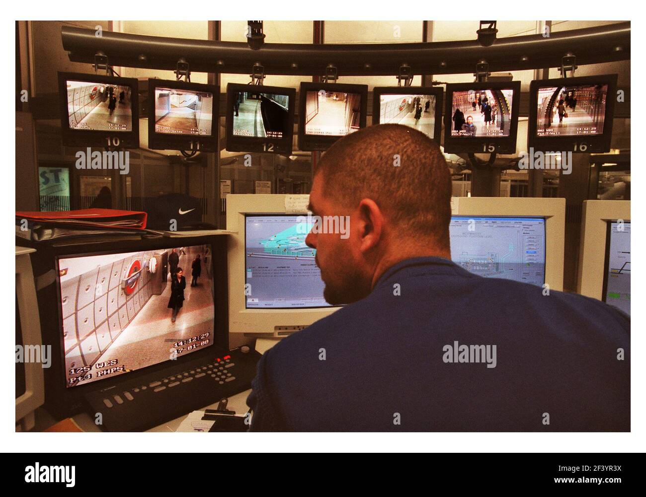 CCTV Januar 2000Bank von Sicherheitsmonitoren im Kontrollraum bei U-Bahn-Station Westminster Stockfoto