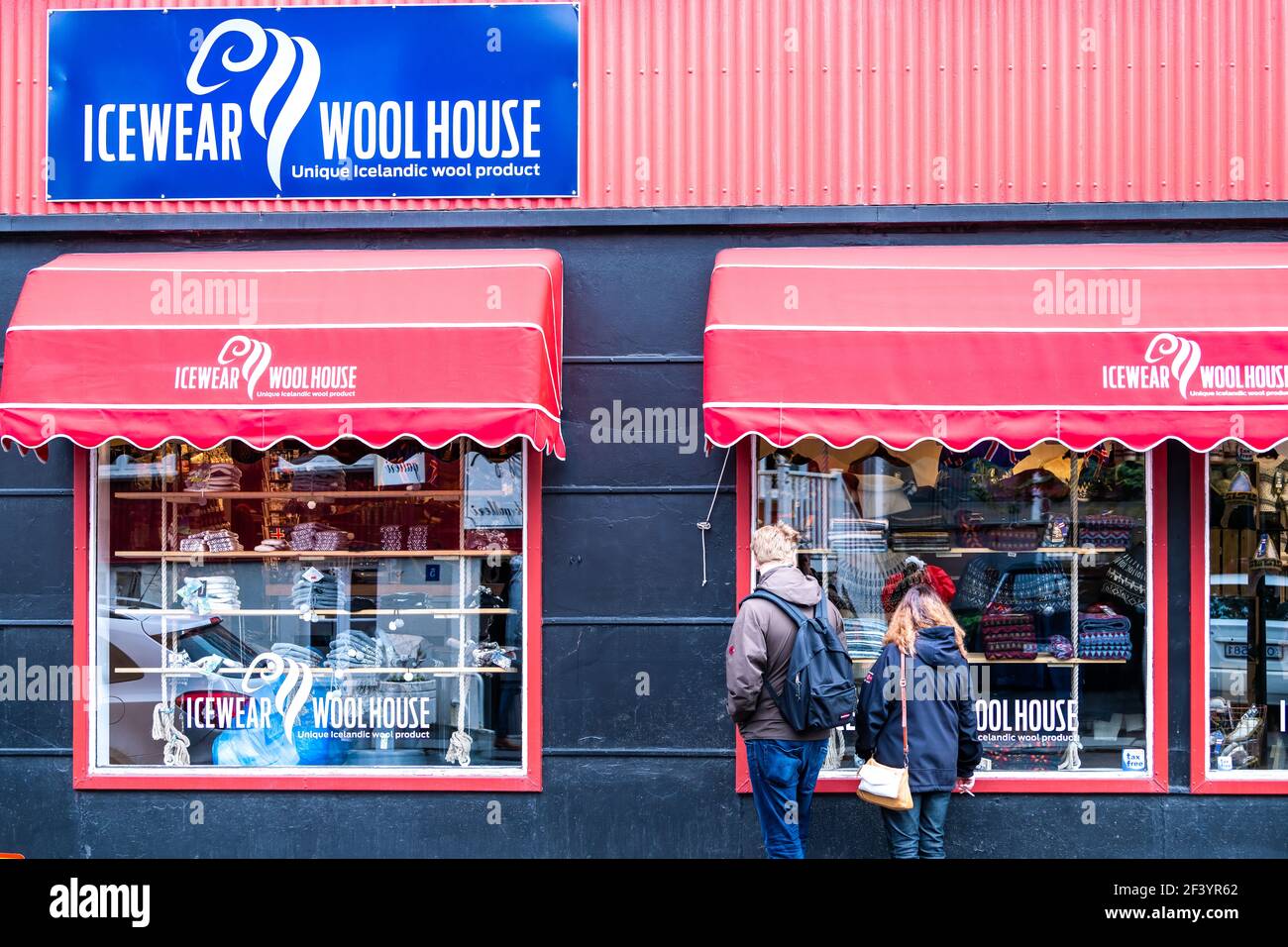 Reykjavik, Island 19. Juni 2018 Menschen, die auf der Straße