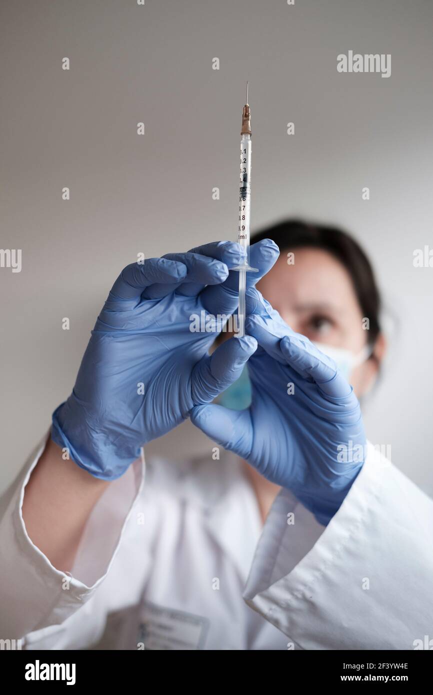 Medic mit Spritze-selektivem Fokus Stockfoto