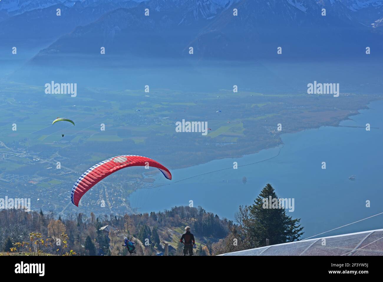 Ein Gleitschirm, der über den Genfersee in der Schweiz in der Nähe von Montreux abheben wird Stockfoto