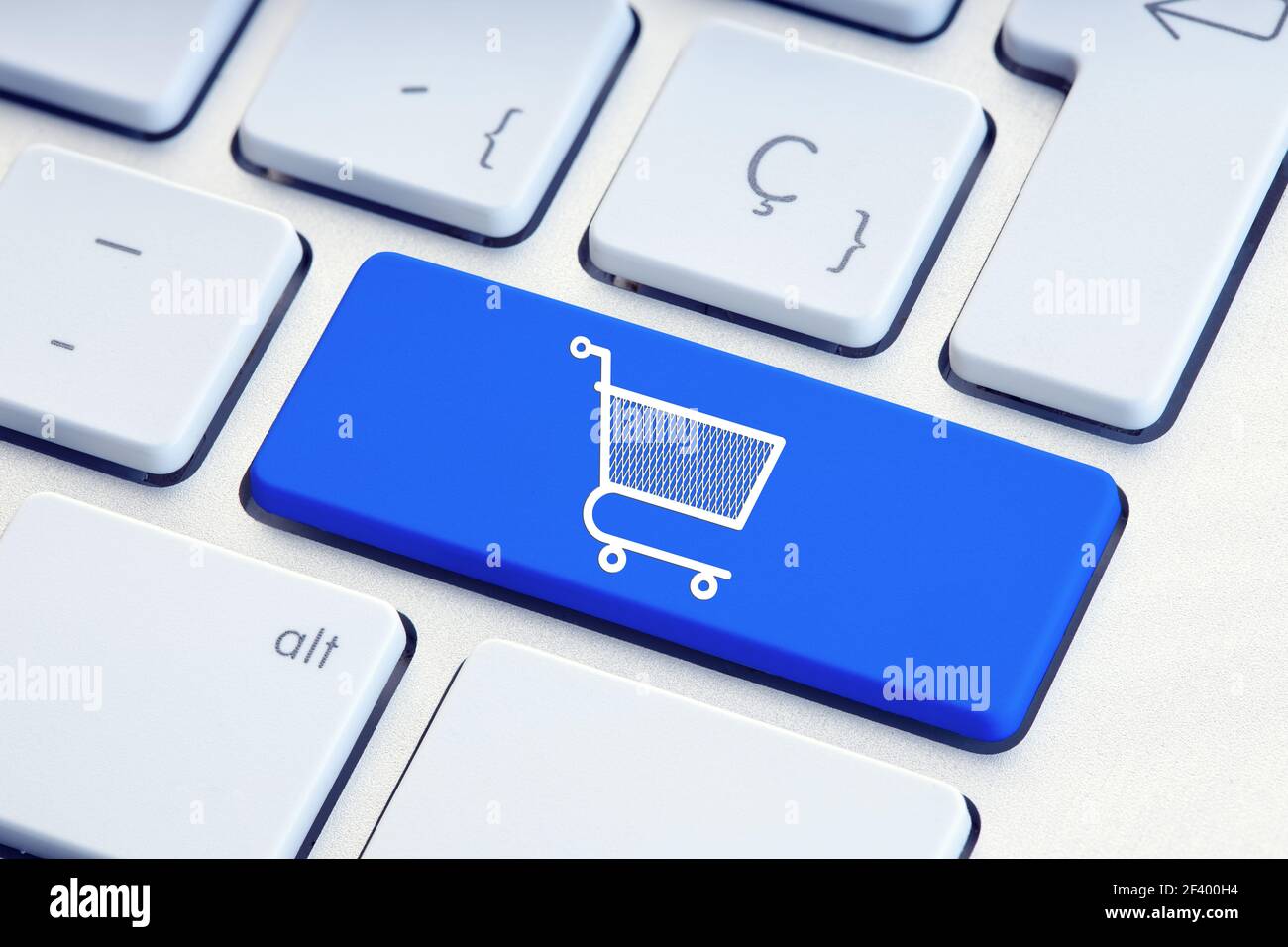 Online-Shopping, E-Commerce, Internet-Shopping-Konzept. Warenkorb-Symbol auf blauer Tastaturtaste Stockfoto