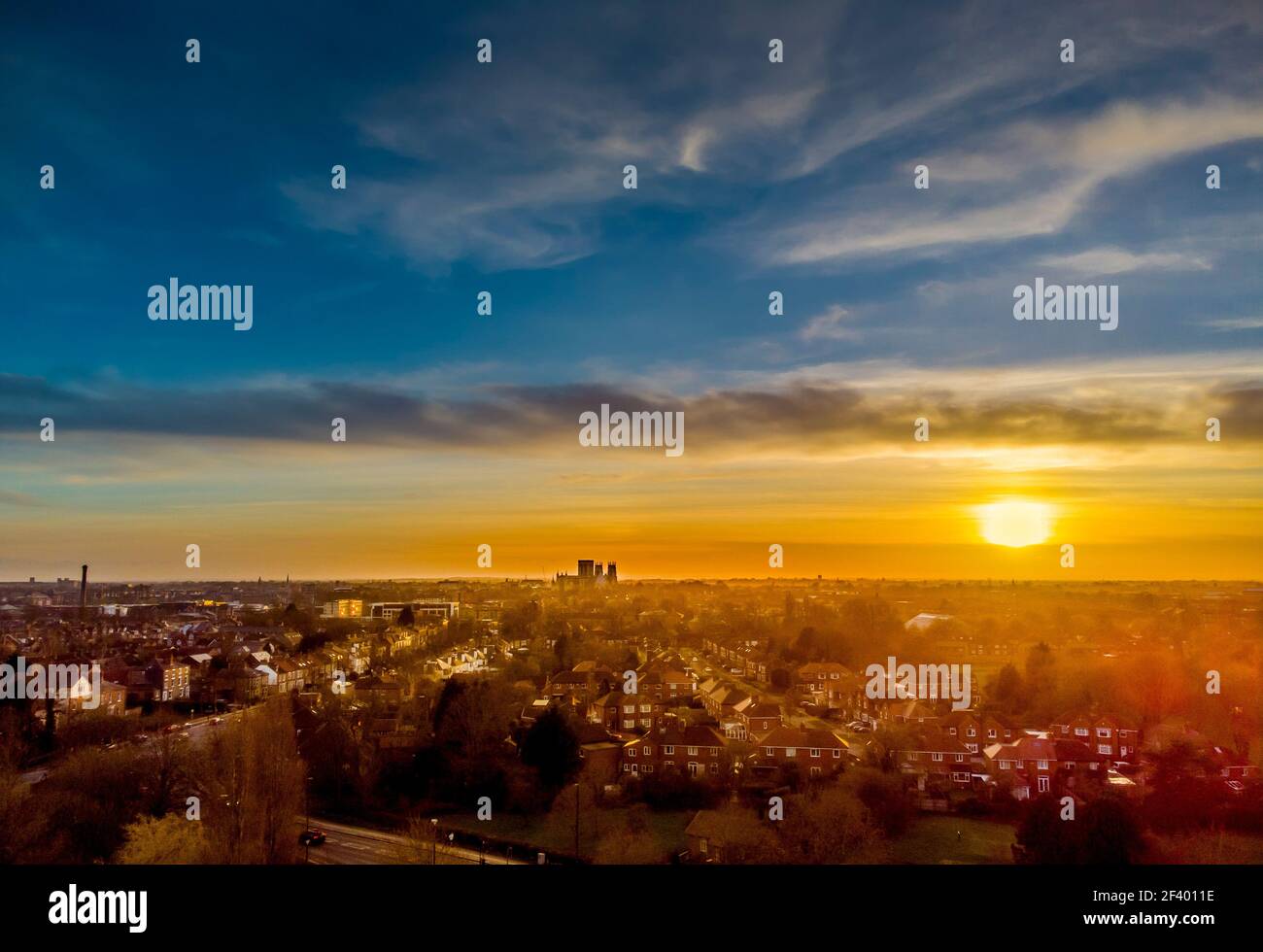 Luftaufnahme der Skyline von York, Blick nach Südwesten auf den Sonnenuntergang mit York Minster in der Ferne. VEREINIGTES KÖNIGREICH Stockfoto