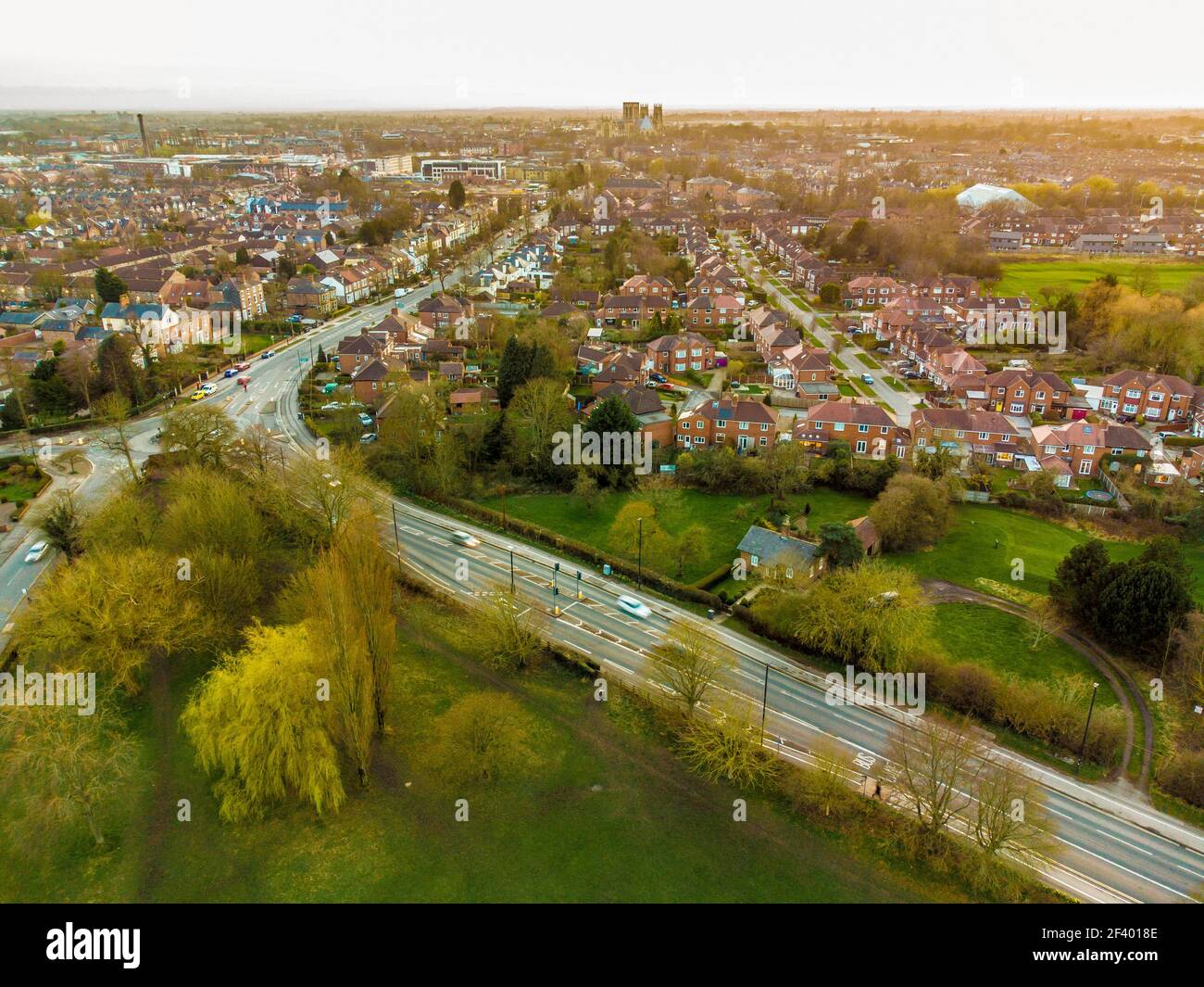 Luftaufnahme der Skyline von York, UK, Blick südwestlich von Monk Stray mit York Minster in der Ferne. Stockfoto