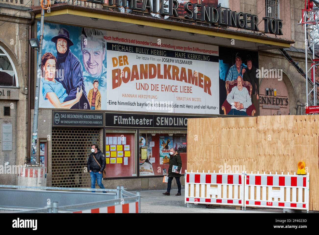 Geschlossenes Kino mit Werbung für den letzten Film von Joseph Vilsmaier: ' der Boandlkramer und die ewige Liebe '. Menschen shoppen in München am 18,3.2021. - am 18 2021. März geht man in München einkaufen. (Foto: Alexander Pohl/Sipa USA) Quelle: SIPA USA/Alamy Live News Stockfoto