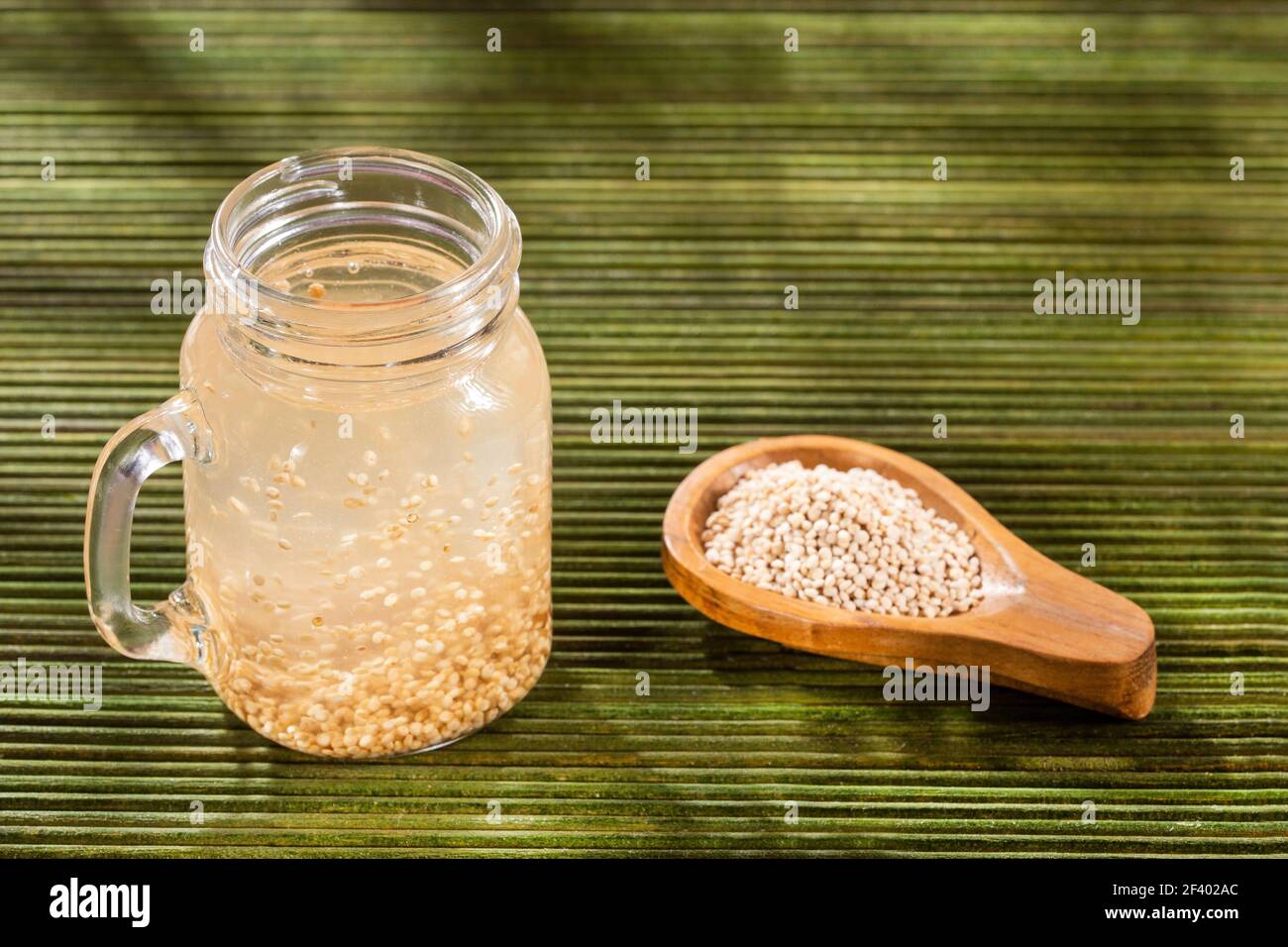 Chenopodium Quinoa - Quinoa-Samenmischung und Wasser Stockfoto