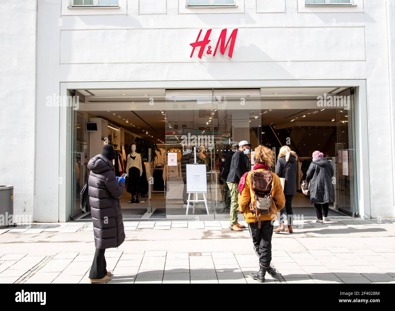 Slange for the H&M. Menschen shoppen in München am 18,3.2021. - am 18 2021.  März geht man in München einkaufen. (Foto von Alexander Pohl/Sipa USA  Stockfotografie - Alamy