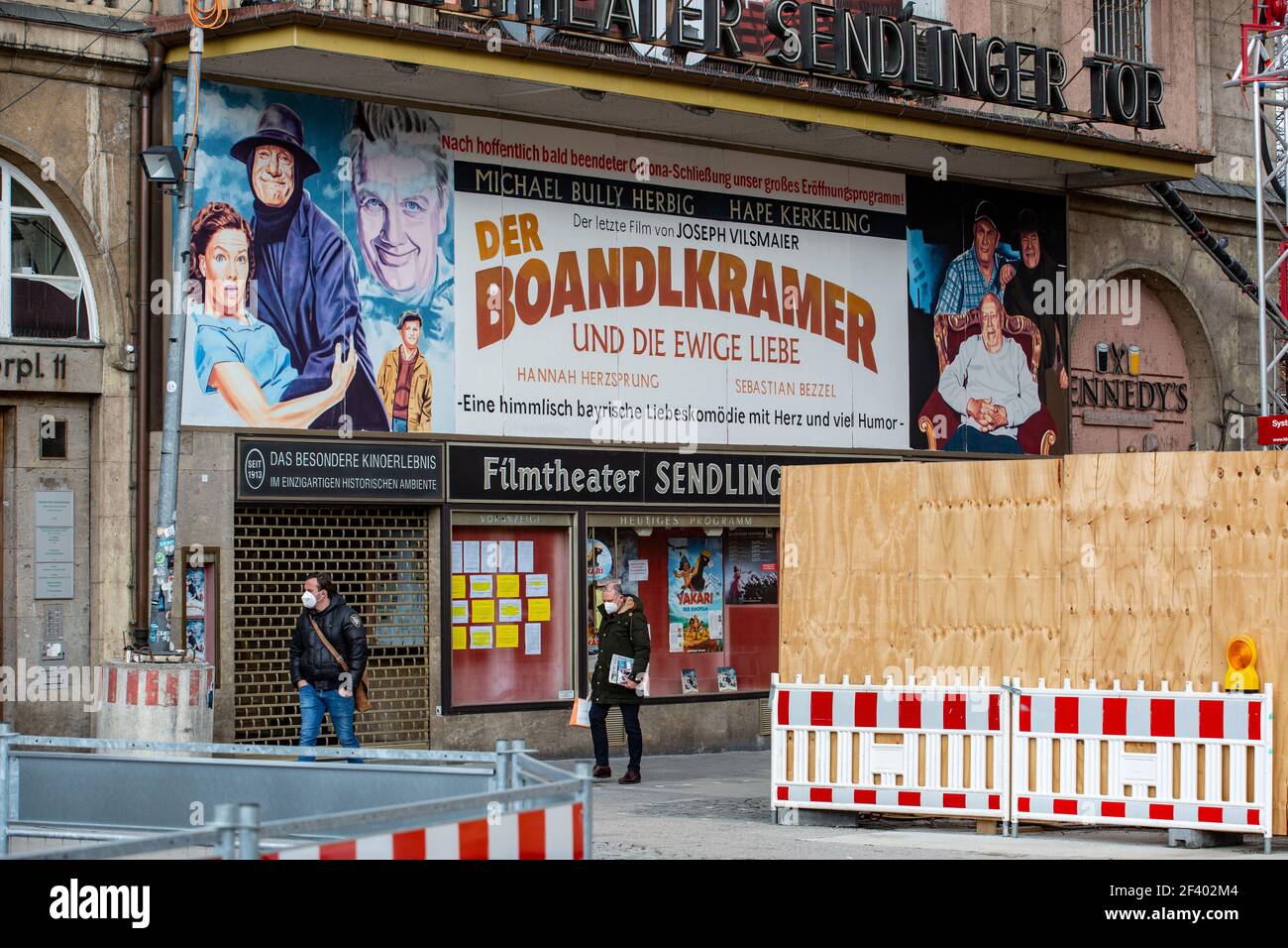 Geschlossenes Kino mit Werbung für den letzten Film von Joseph Vilsmaier: ' der Boandlkramer und die ewige Liebe '. Menschen shoppen in München am 18,3.2021. - am 18 2021. März geht man in München einkaufen. (Foto: Alexander Pohl/Sipa USA) Quelle: SIPA USA/Alamy Live News Stockfoto
