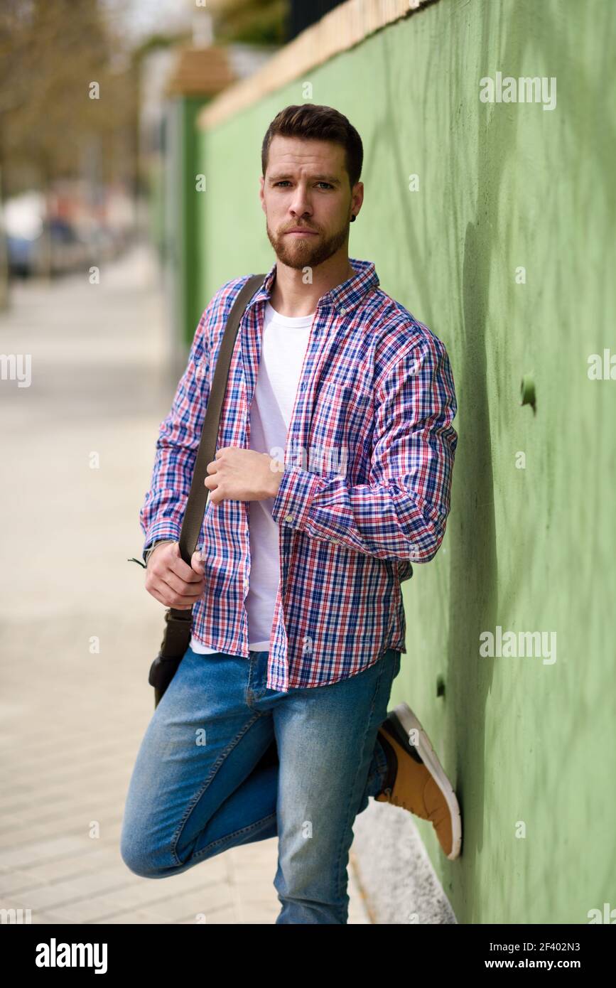Attraktiven jungen Mann, der im städtischen Hintergrund. Guy legere Kleidung. Lifestyle Konzept. Stockfoto