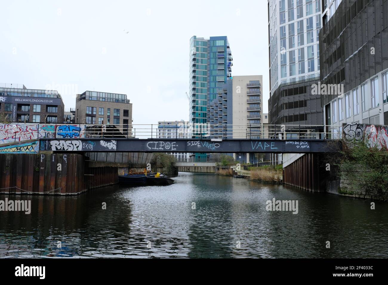 LONDON - 18. MÄRZ 2021: Legacy Wharf vom Fluss Lea im Osten Londons. Stockfoto