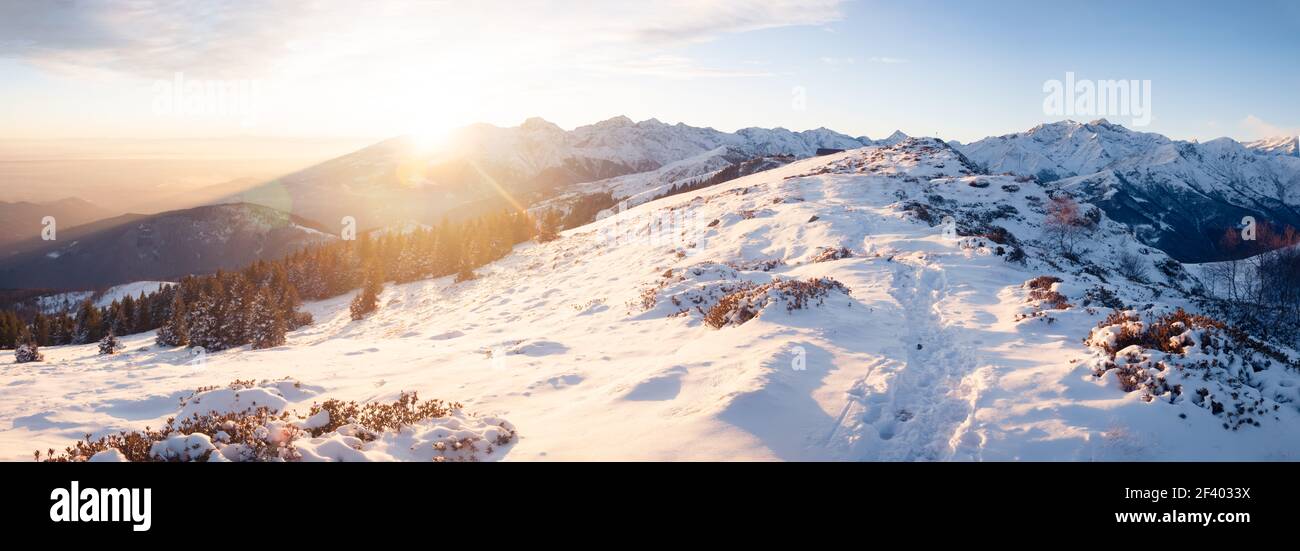Verschneite Berglandschaft bei Sonnenuntergang. westitalienische Alpen. Stockfoto