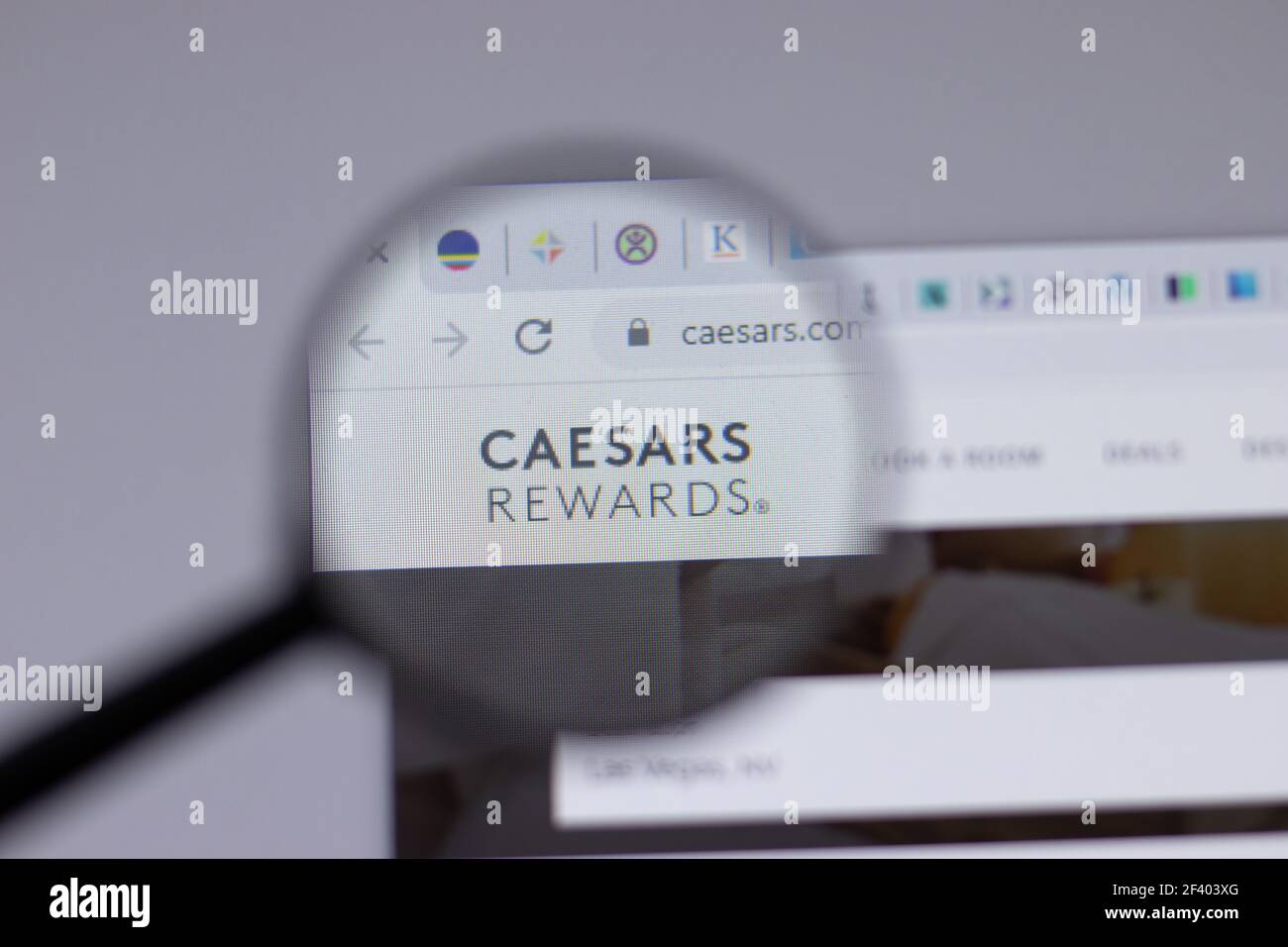 New York, USA - 18. März 2021: Caesars Entertainment Firmenlogo-Symbol auf Website, illustrative Editorial Stockfoto