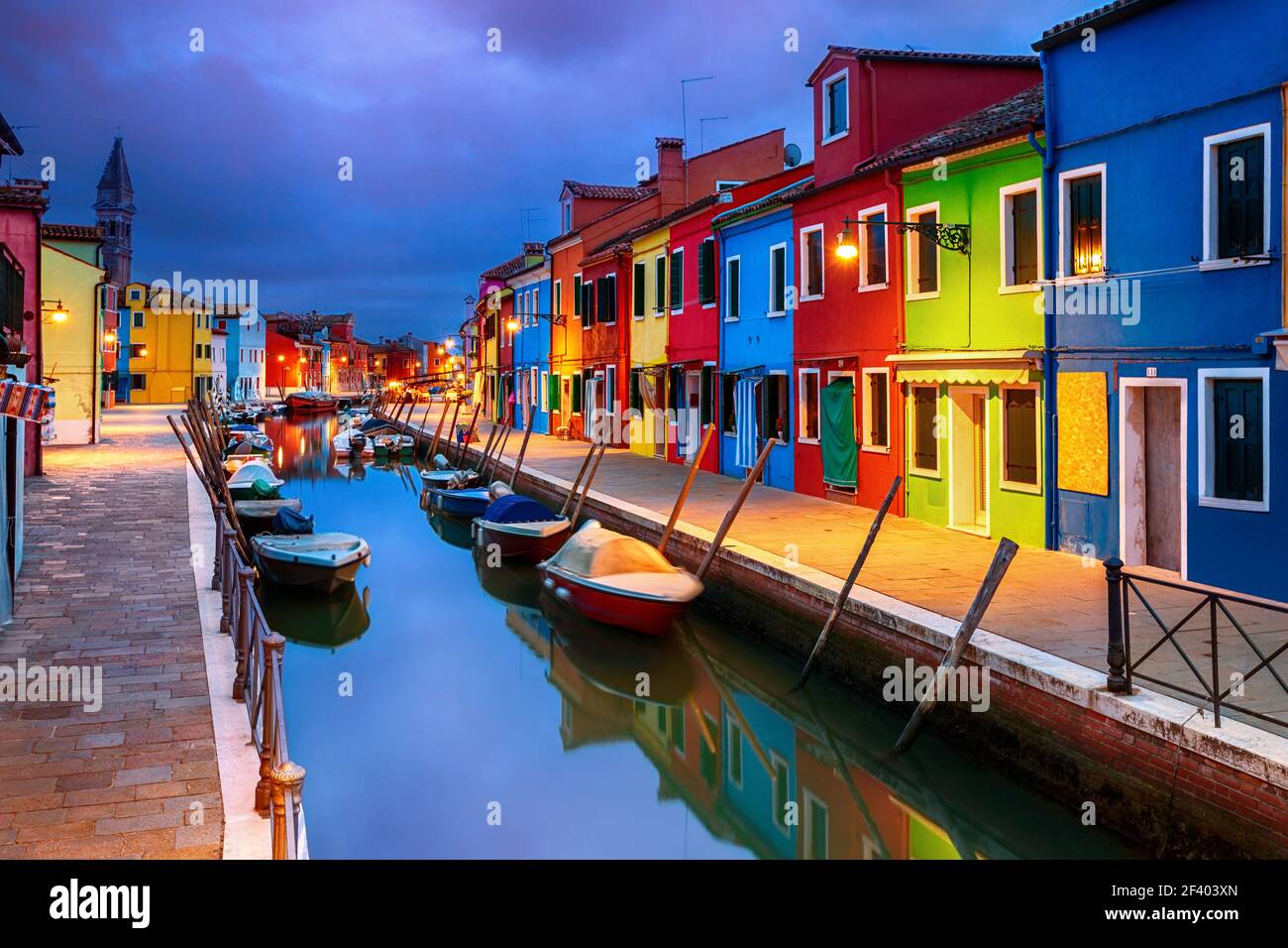 Bunter Abend Häuser auf der Insel Burano, Venedig Stockfoto