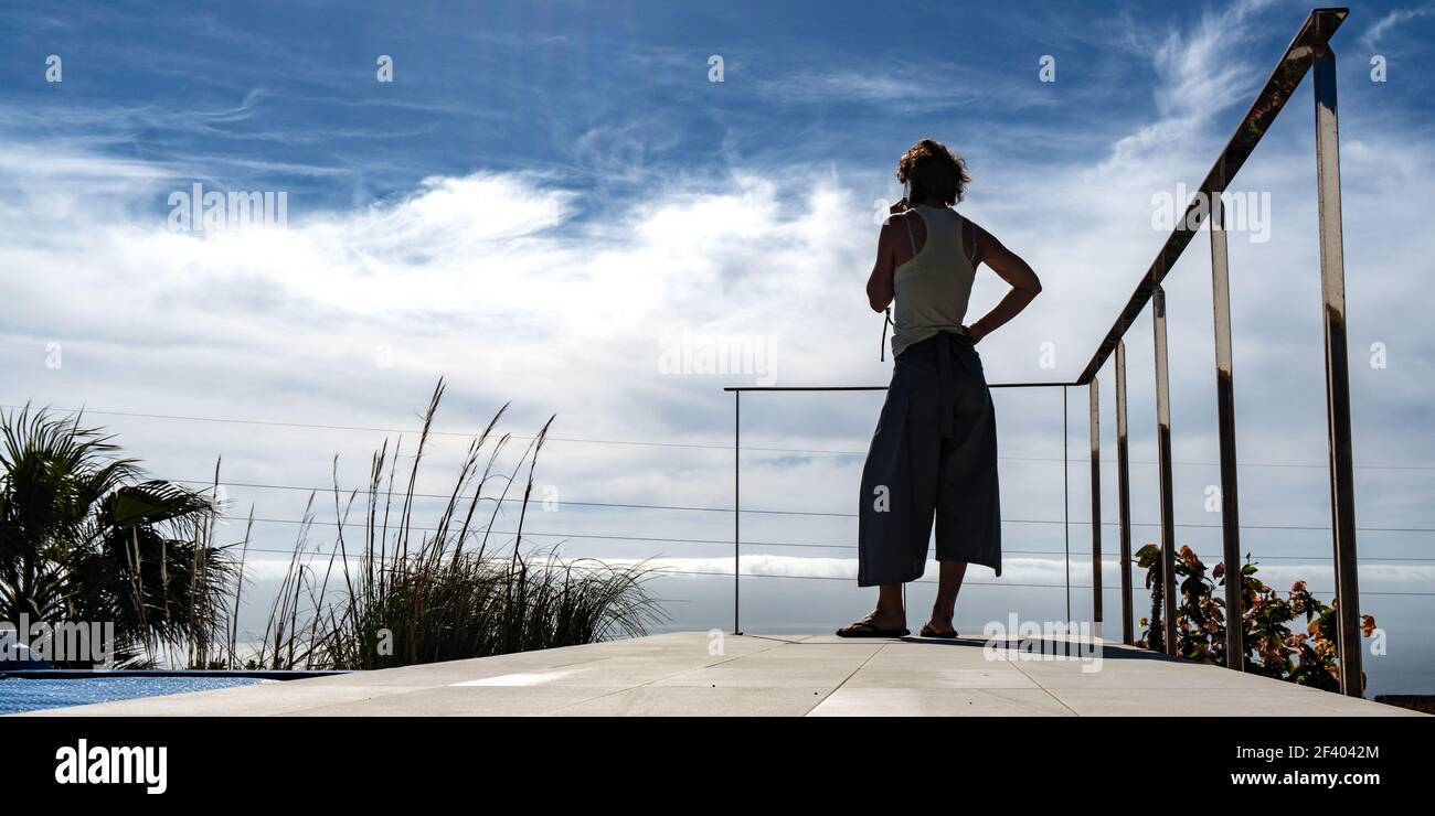 Business Talk, Cloud und Meer, Frau, digitale Nomaden Stockfoto