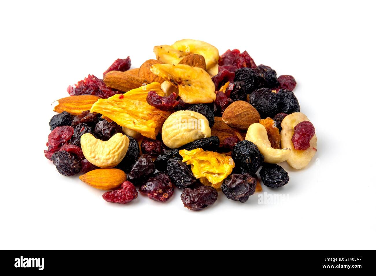 Wandermischung mit getrockneten Früchten, Nüssen und Rosinen auf weißem Hintergrund Stockfoto
