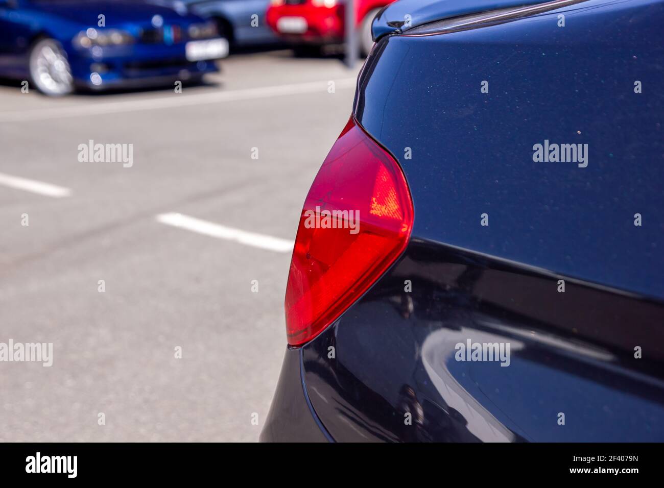 Ansicht eines Autoscheinwerfers, Nahaufnahme eines Sportwagen-Scheinwerfers Stockfoto