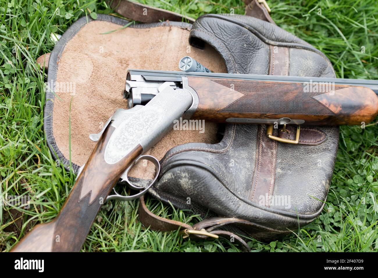 Über und unter 12 Bohrung Schusswaffe auf einer Patrone Tasche Stockfoto