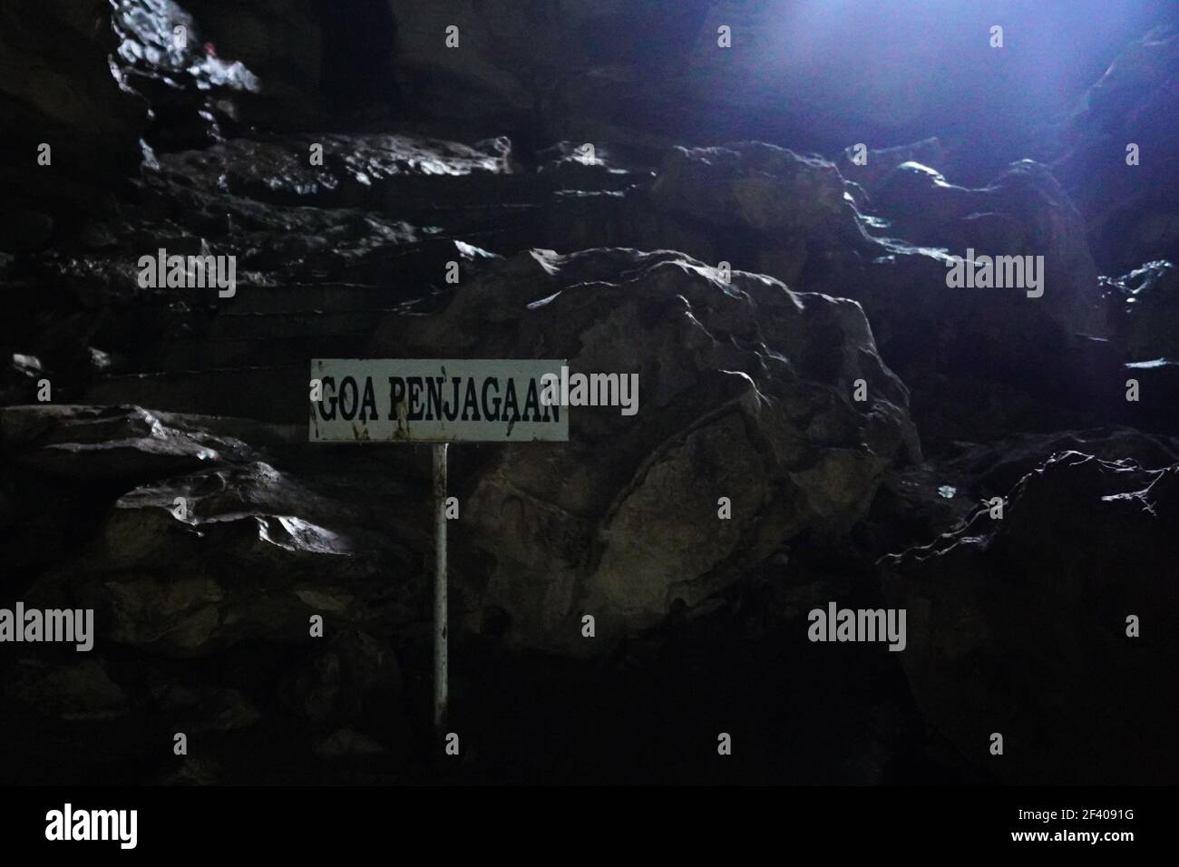 Goa Putri ist eine Höhle in Padang Bindu Village, Semindang Aji District, Ogan Komering Ulu Regency, Baturaja, Süd-Sumatra. Diese Höhle ist etwa einen Kilometer entfernt, die Baturaja und Muara Enim verbindet. Goa Putri ist in der Lage, Schönheit und historischen Wert zu schaffen, die nicht verpasst werden sollte. Der Legende nach lebte vor langer Zeit eine Tochter namens Dayang Merindu, die Konkubine von Prabu Amir Rasyid, dem Herrscher des Oganreiches. (Foto von Muhammad Shahab/Pacific Press) Stockfoto