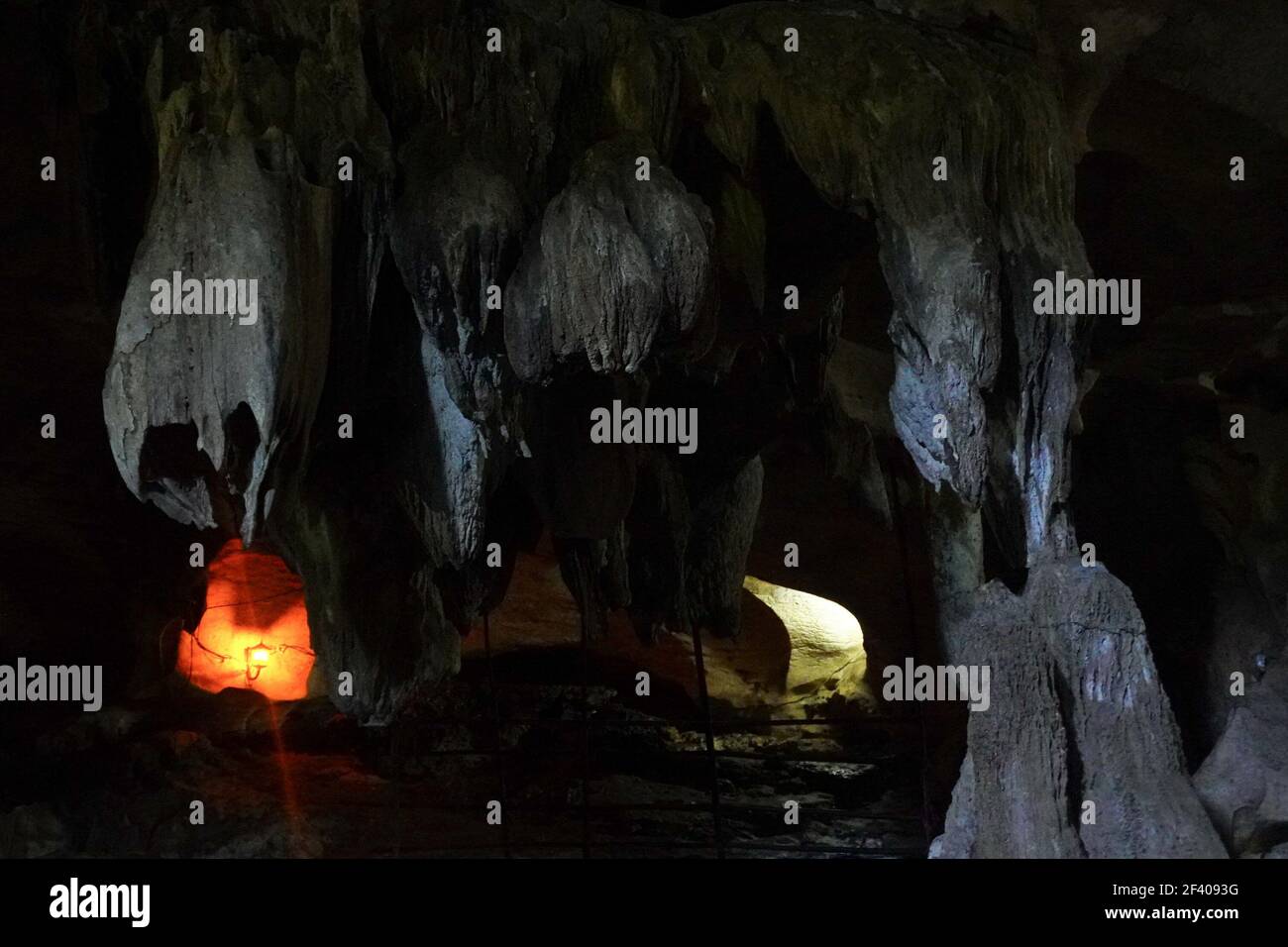 Goa Putri ist eine Höhle in Padang Bindu Village, Semindang Aji District, Ogan Komering Ulu Regency, Baturaja, Süd-Sumatra. Diese Höhle ist etwa einen Kilometer entfernt, die Baturaja und Muara Enim verbindet. Goa Putri ist in der Lage, Schönheit und historischen Wert zu schaffen, die nicht verpasst werden sollte. Der Legende nach lebte vor langer Zeit eine Tochter namens Dayang Merindu, die Konkubine von Prabu Amir Rasyid, dem Herrscher des Oganreiches. (Foto von Muhammad Shahab/Pacific Press) Stockfoto