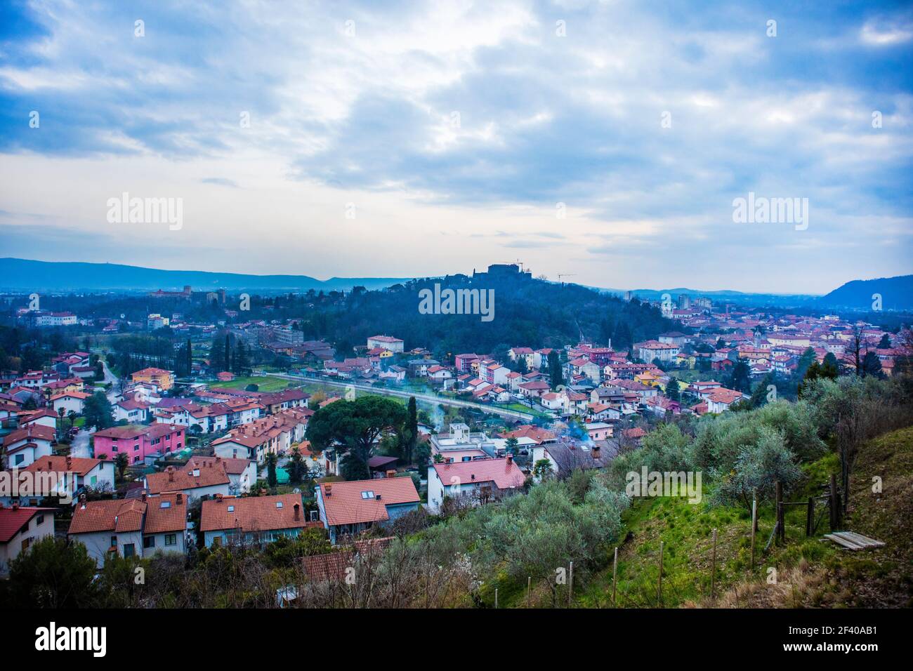 Blick auf Görz in Italien von der Kirche in Slowenien. Panorama der mittelalterlichen Altstadt bei Nova Gorica in Slowenien. Stockfoto