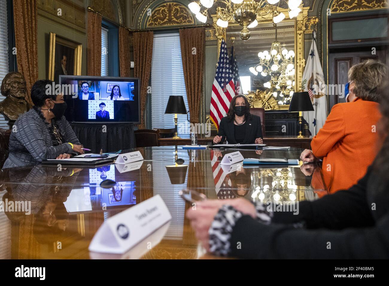 US-Vizepräsidentin Kamala Harris trifft sich mit Arbeitsführern im Feierlichen Büro des Vizepräsidenten im Eisenhower Executive Office Building in Washington, DC, USA, 18. März 2021. Zur Markierung WomenâÂ € Â™s Geschichte Monat und Durchgang der amerikanischen Rettungsplan Vice President Harris traf sich mit Randi Weingarten von der American Federation of Teachers, Liz Schuler von der American Federation of Labor und Kongress der industriellen Organisationen, Becky Pringle, von der National Education Association, Teresa Romero von United Farm Workers, Cindy Estrada von United Auto Workers, Mary Kay Henry von Servic Stockfoto