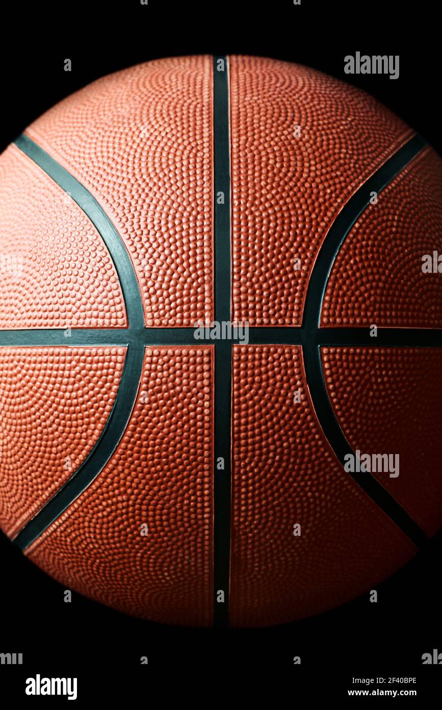 Nahaufnahme von Basketball auf schwarzem Hintergrund Stockfoto