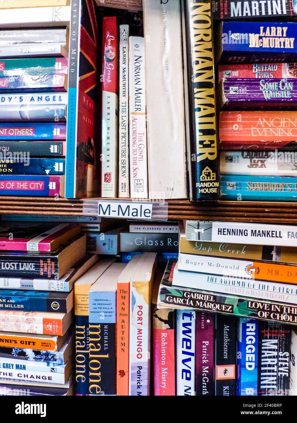Bücher in Bücherregalen in einem kleinen Café in irland Stockfoto