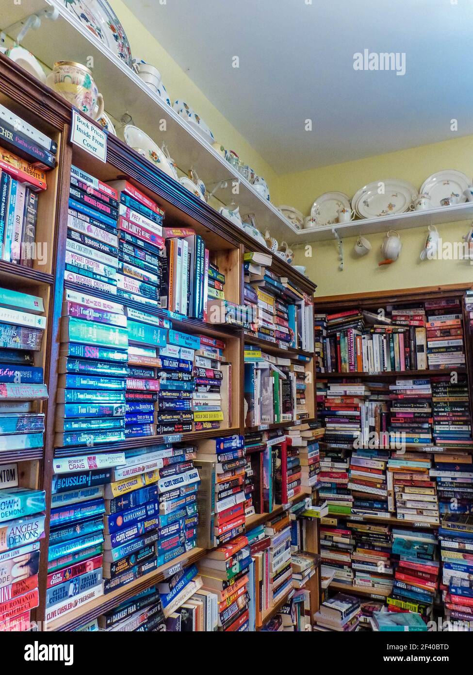Bücher in Bücherregalen in einem kleinen Café in irland Stockfoto