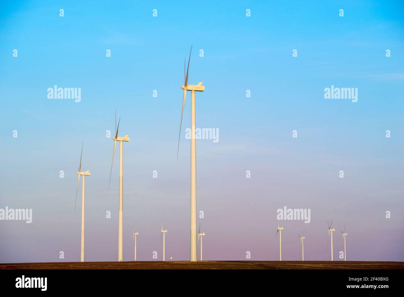 Windmühlen für Stromerzeugung bei Sonnenuntergang Stockfoto