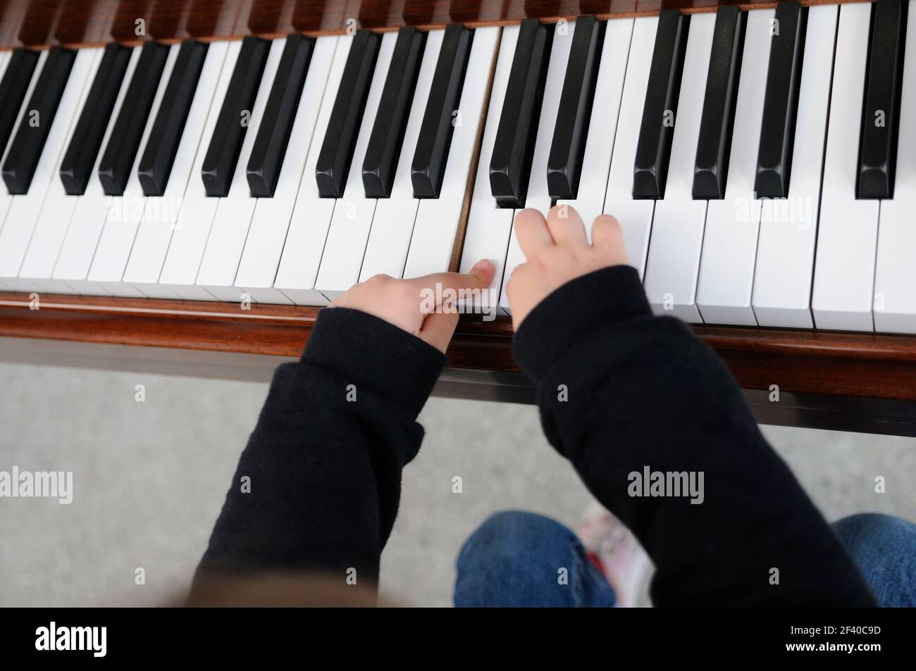Adorable kleine Mädchen Spaß haben Klavier spielen Stockfoto