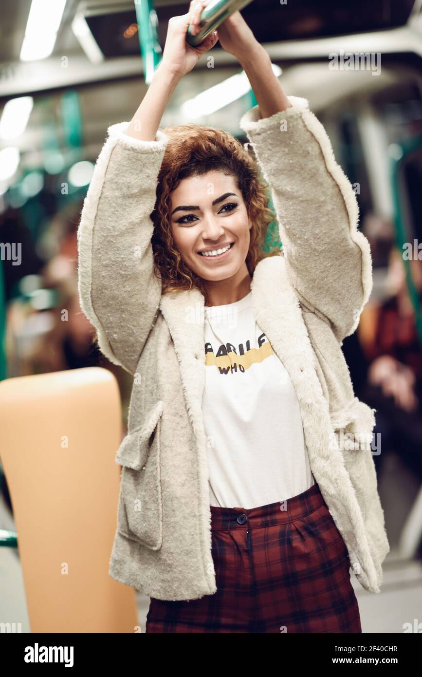 Lächelnd arabische Frau in die U-Bahn. Arabische Mädchen in legere Kleidung. Stockfoto