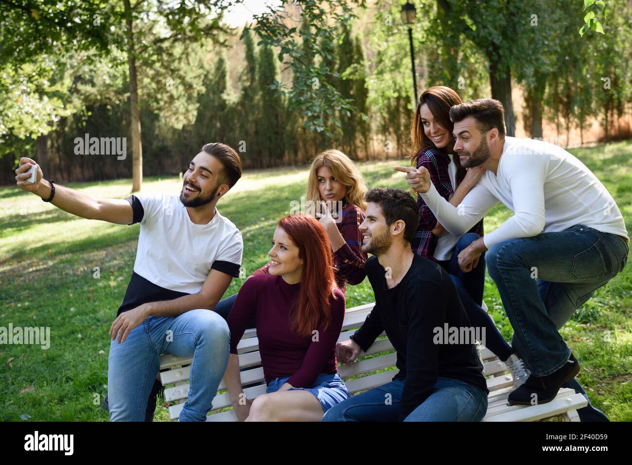 Eine Gruppe von Freunden, die selfie in städtischen Park. Fünf junge Leute legere Kleidung. Stockfoto