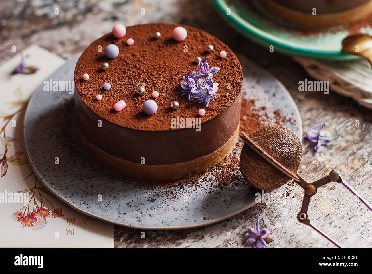 Teller mit Scheibe leckeren hausgemachten Schokoladenkuchen auf dem Tisch Stockfoto