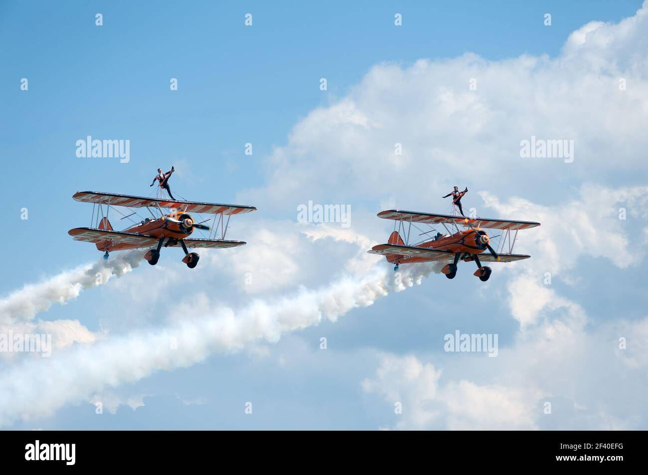SOUTHEND-ON-SEA, ESSEX, UK - 30. MAI 2010: Zwei Breitling Wing Walker Flugzeuge auf der Southend Air Show Stockfoto